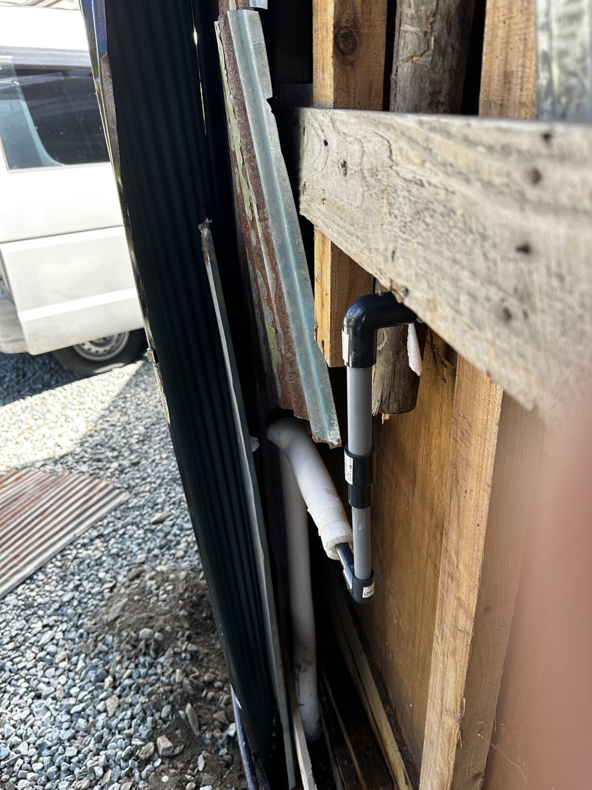 壁の外側から見たキッチン配管の位置変更作業