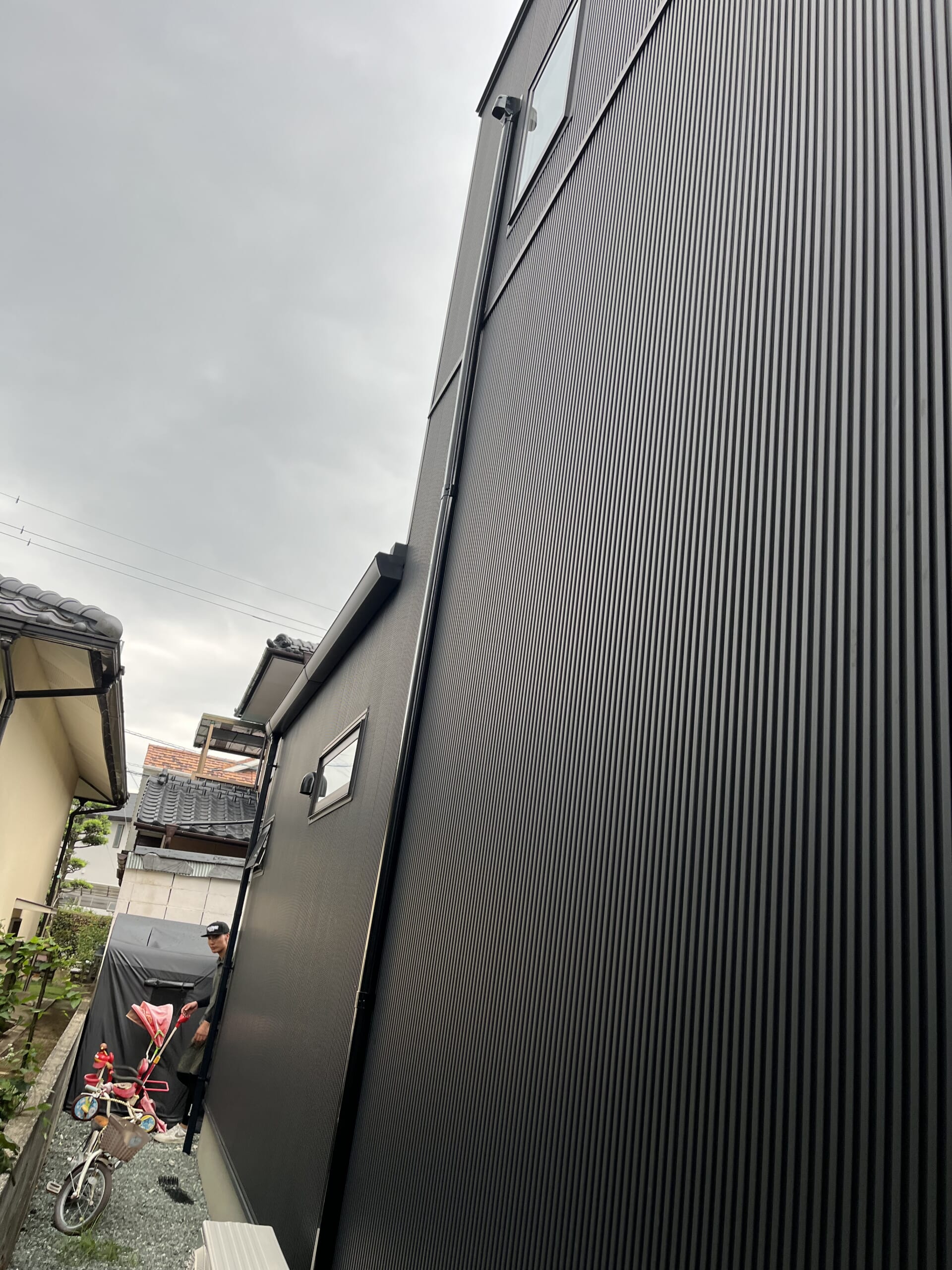合志市の新築住宅でエアコン配管を立ち下ろし化粧カバーを施工